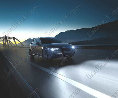 Auto mit H11 Osram Cool Blue Intense NEXT GEN Scheinwerferlampen, Abblendlicht LED-Effektlicht.