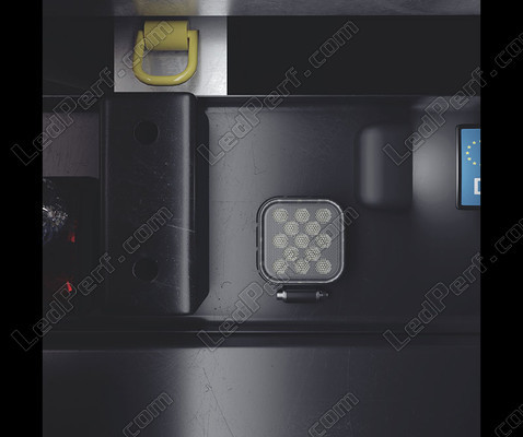 Montagebeispiel mit LED-Rückfahrleuchte Osram LEDriving Reversing FX120S-WD - Quadratisch